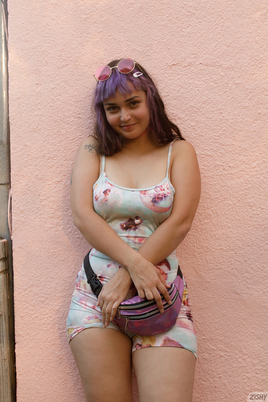 Fioletowowłosa hipiska Bubble Buttlock Venus pokazuje swoje ogromne cycki w solo Fioletowowłosa hipiska Bubble Buttlock Venus pokazuje swoje ogromne cycki w solo