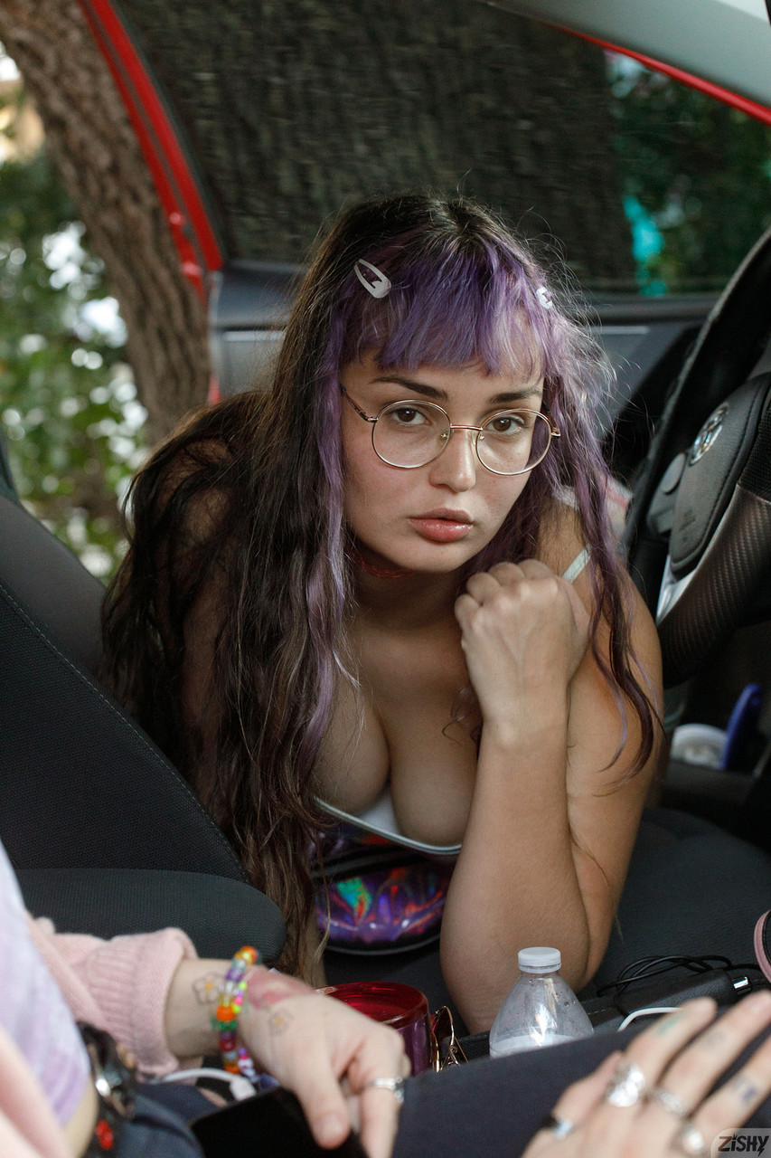 Fioletowowłosa hipiska Bubble Buttlock Venus pokazuje swoje ogromne cycki w solo Fioletowowłosa hipiska Bubble Buttlock Venus pokazuje swoje ogromne cycki w solo