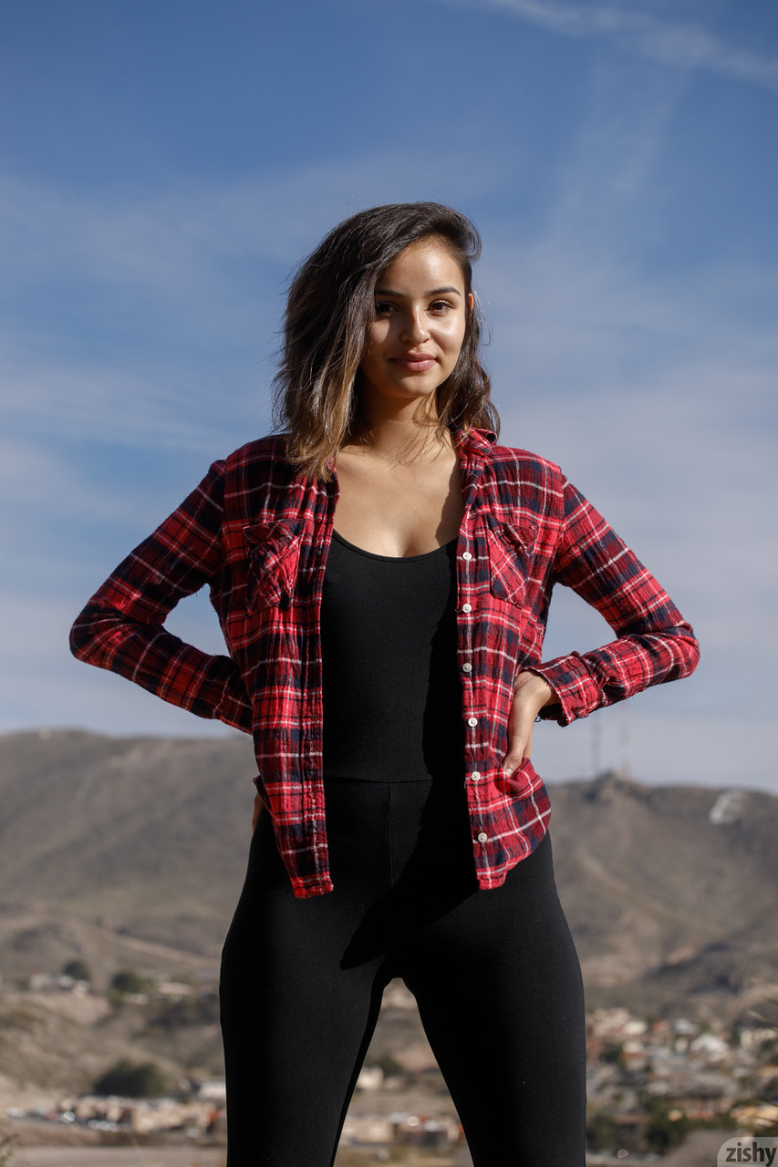 Die winzige Latina Alejandra Cobos posiert in ihrer engen Hose und ihrem Shirt im Freien Die winzige Latina Alejandra Cobos posiert in ihrer engen Hose und ihrem Shirt im Freien