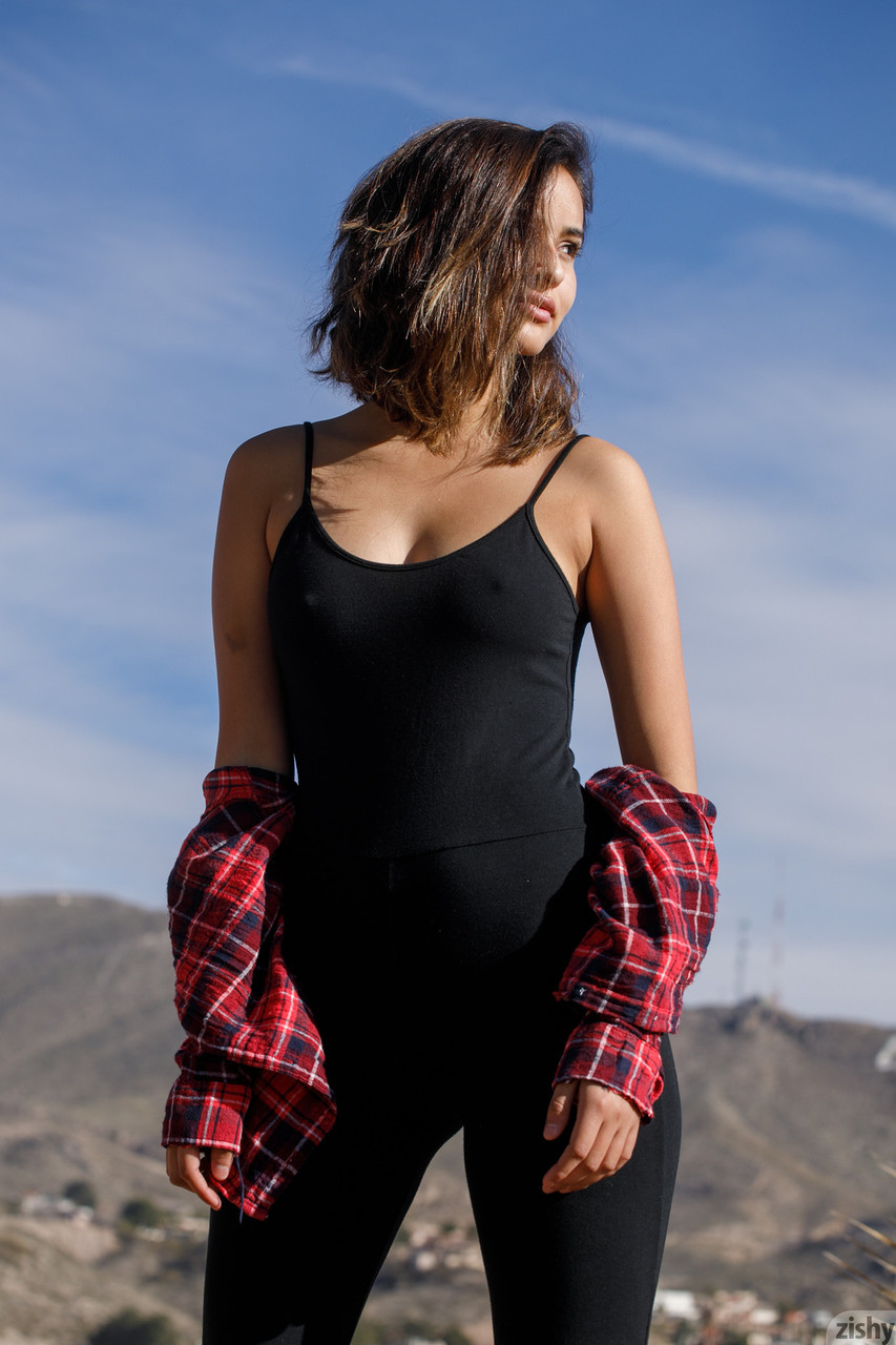 Die winzige Latina Alejandra Cobos posiert in ihrer engen Hose und ihrem Shirt im Freien Die winzige Latina Alejandra Cobos posiert in ihrer engen Hose und ihrem Shirt im Freien