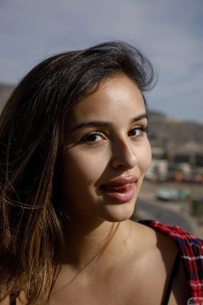 Die winzige Latina Alejandra Cobos posiert in ihrer engen Hose und ihrem Shirt im Freien Die winzige Latina Alejandra Cobos posiert in ihrer engen Hose und ihrem Shirt im Freien