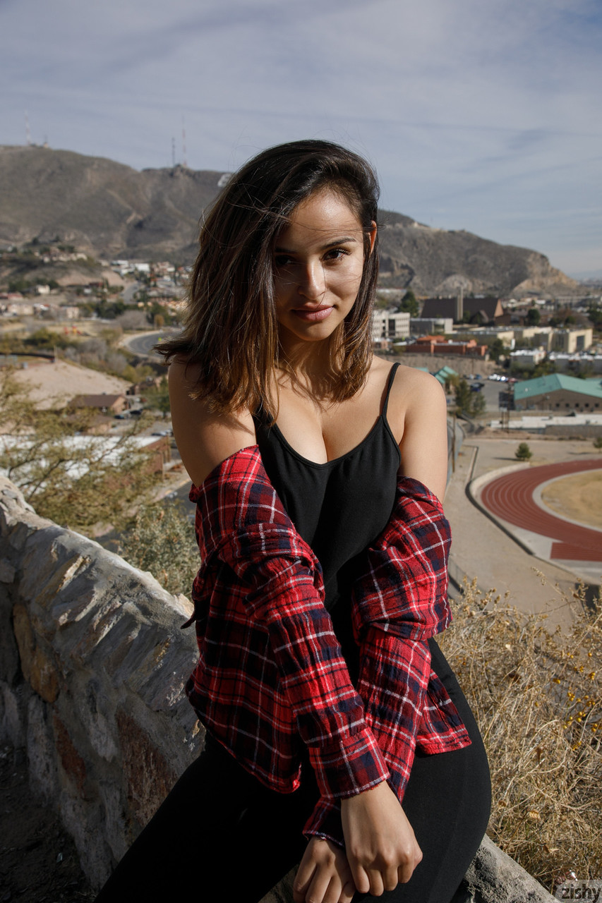Die winzige Latina Alejandra Cobos posiert in ihrer engen Hose und ihrem Shirt im Freien Die winzige Latina Alejandra Cobos posiert in ihrer engen Hose und ihrem Shirt im Freien