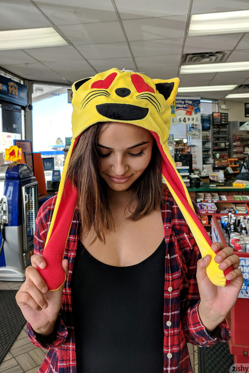 Die winzige Latina Alejandra Cobos posiert in ihrer engen Hose und ihrem Shirt im Freien Die winzige Latina Alejandra Cobos posiert in ihrer engen Hose und ihrem Shirt im Freien