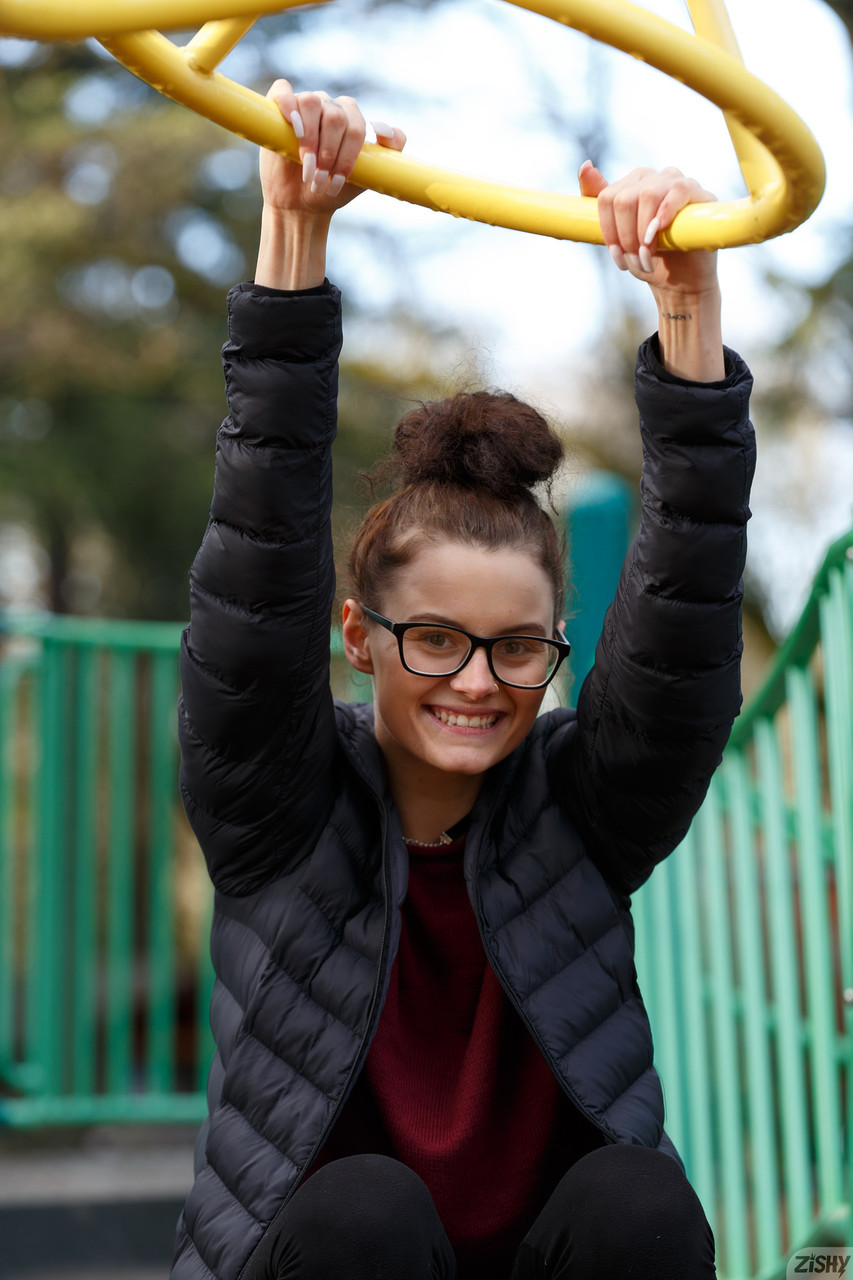 A novata nerd Stella Barry exibe o seu peito natural e o seu ás na floresta A novata nerd Stella Barry exibe o seu peito natural e o seu ás na floresta
