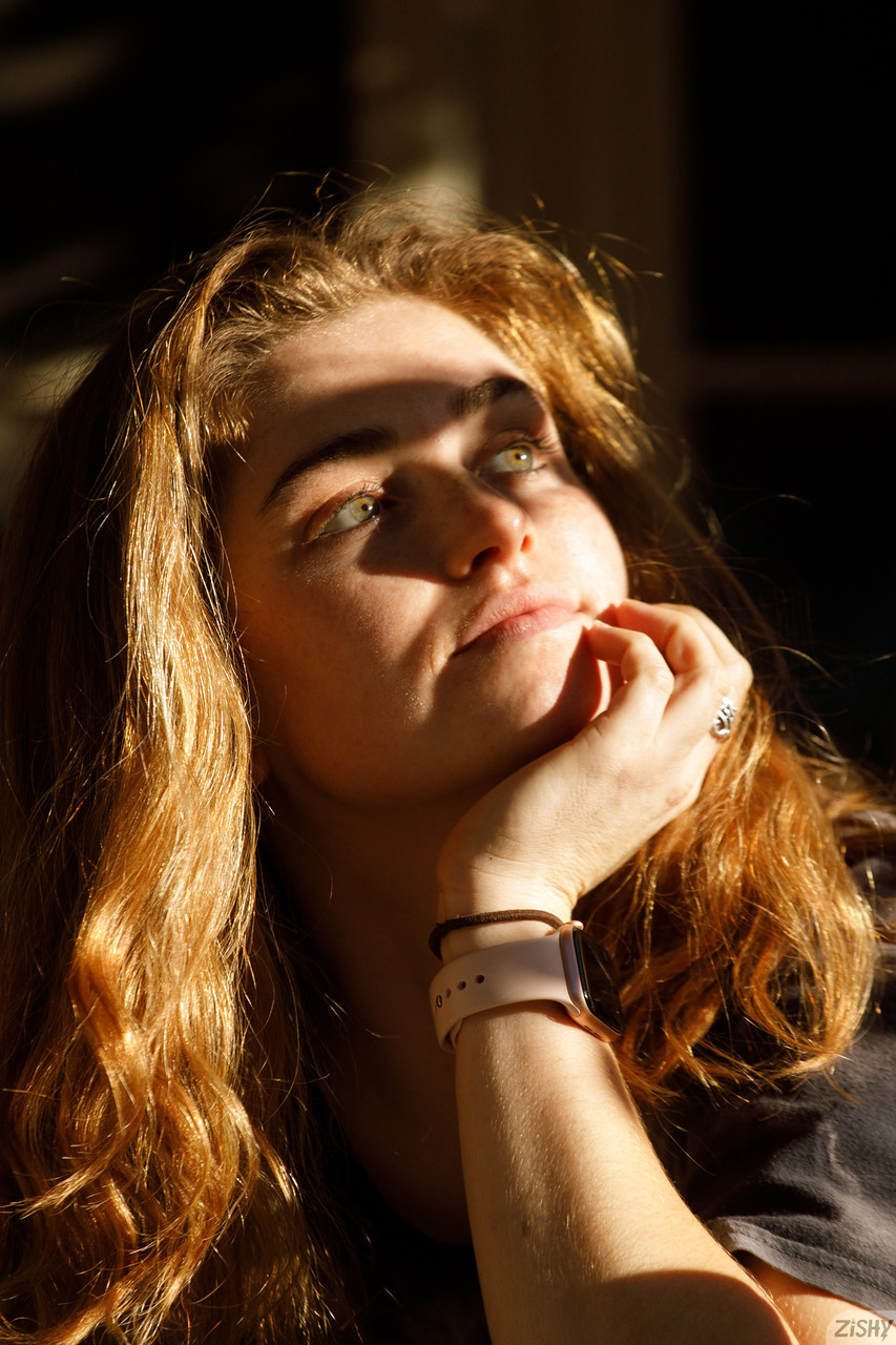 Tombul kız arkadaş Greta Yarbrough açık havada göğüslerini göstermeden önce büyük asını sergiliyor Tombul kız arkadaş Greta Yarbrough açık havada göğüslerini göstermeden önce büyük asını sergiliyor