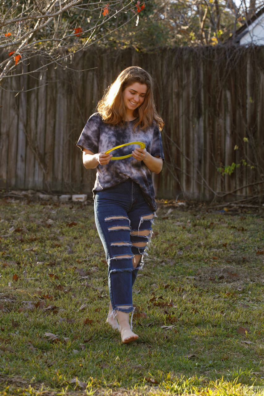 Tombul kız arkadaş Greta Yarbrough açık havada göğüslerini göstermeden önce büyük asını sergiliyor Tombul kız arkadaş Greta Yarbrough açık havada göğüslerini göstermeden önce büyük asını sergiliyor