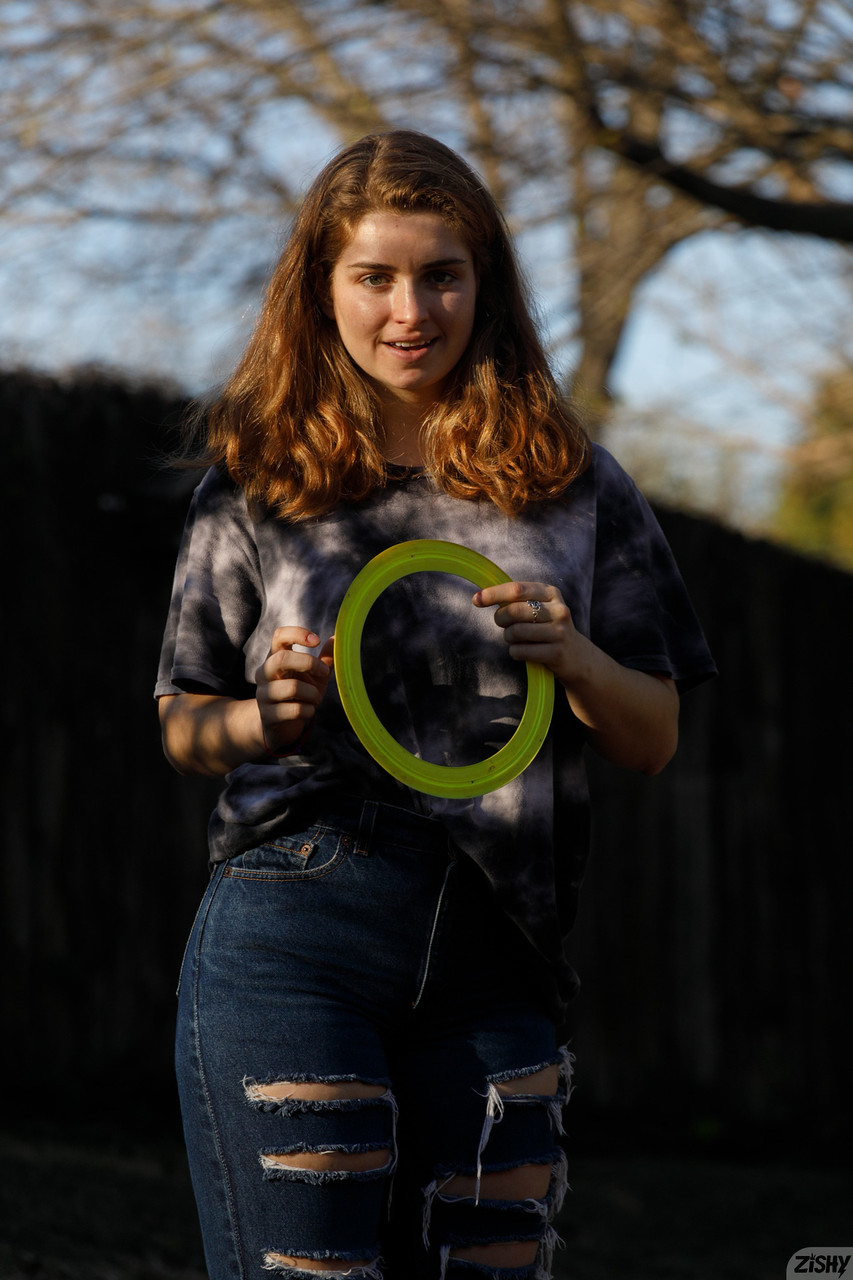 Tombul kız arkadaş Greta Yarbrough açık havada göğüslerini göstermeden önce büyük asını sergiliyor Tombul kız arkadaş Greta Yarbrough açık havada göğüslerini göstermeden önce büyük asını sergiliyor