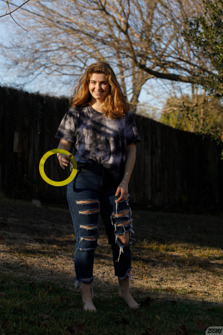 Tombul kız arkadaş Greta Yarbrough açık havada göğüslerini göstermeden önce büyük asını sergiliyor Tombul kız arkadaş Greta Yarbrough açık havada göğüslerini göstermeden önce büyük asını sergiliyor