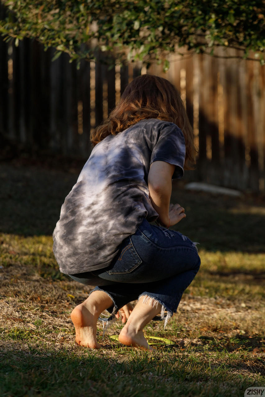 Tombul kız arkadaş Greta Yarbrough açık havada göğüslerini göstermeden önce büyük asını sergiliyor Tombul kız arkadaş Greta Yarbrough açık havada göğüslerini göstermeden önce büyük asını sergiliyor