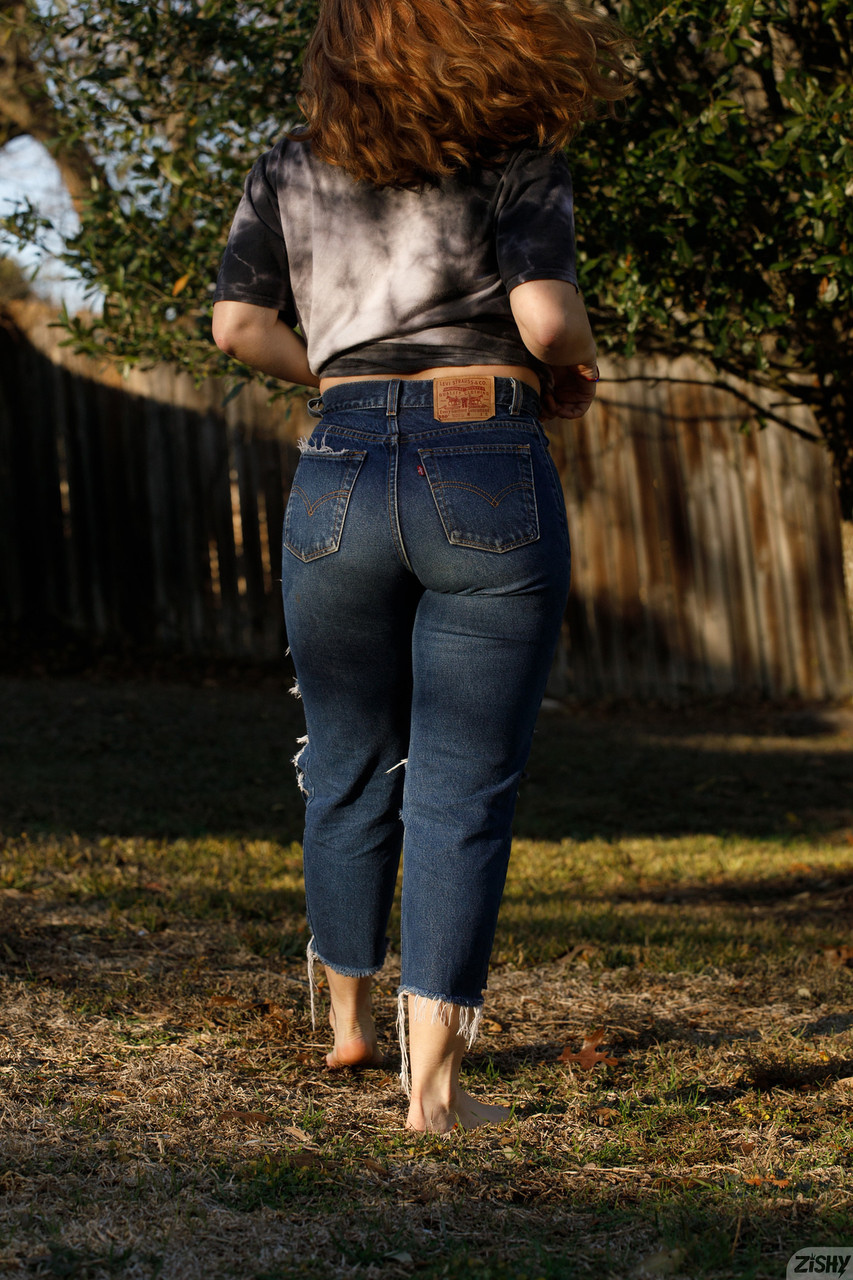 Tombul kız arkadaş Greta Yarbrough açık havada göğüslerini göstermeden önce büyük asını sergiliyor Tombul kız arkadaş Greta Yarbrough açık havada göğüslerini göstermeden önce büyük asını sergiliyor