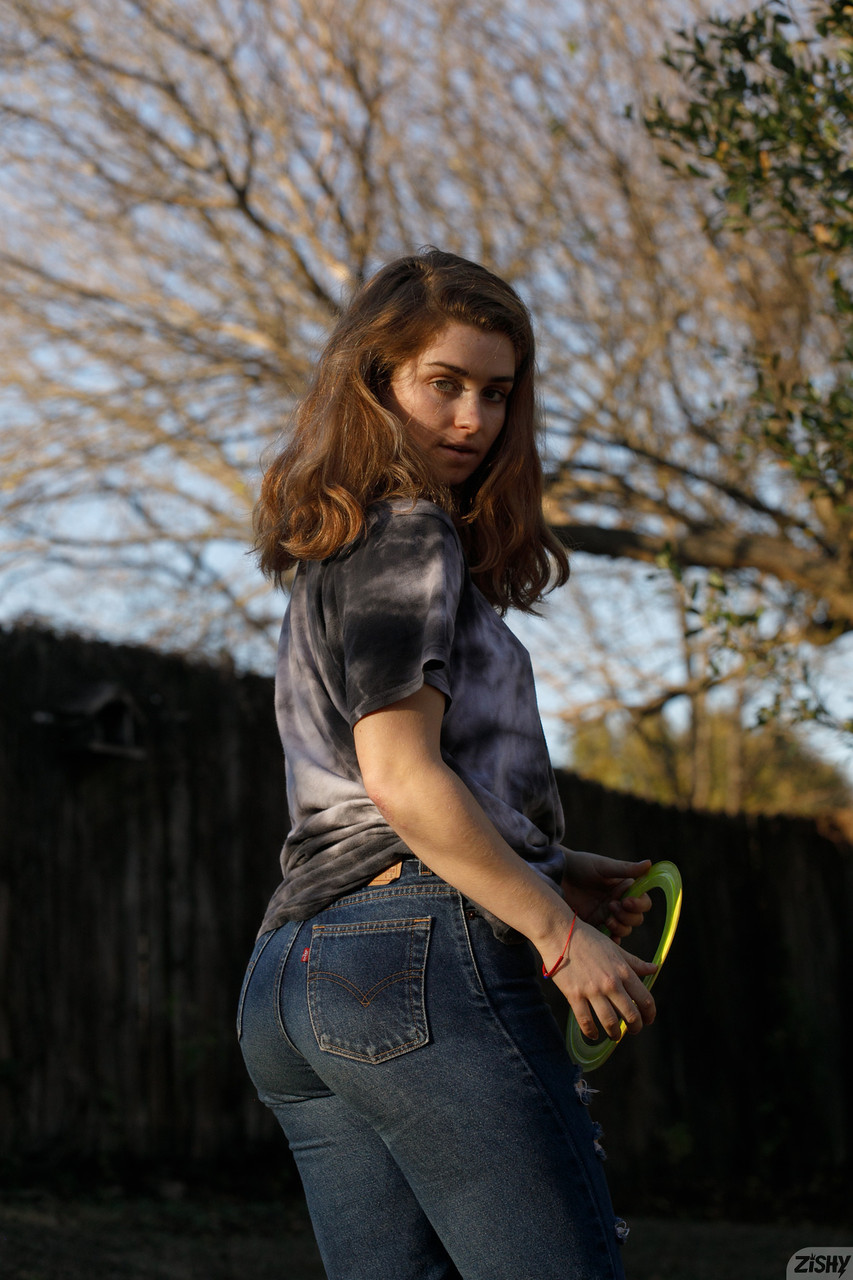 Tombul kız arkadaş Greta Yarbrough açık havada göğüslerini göstermeden önce büyük asını sergiliyor Tombul kız arkadaş Greta Yarbrough açık havada göğüslerini göstermeden önce büyük asını sergiliyor