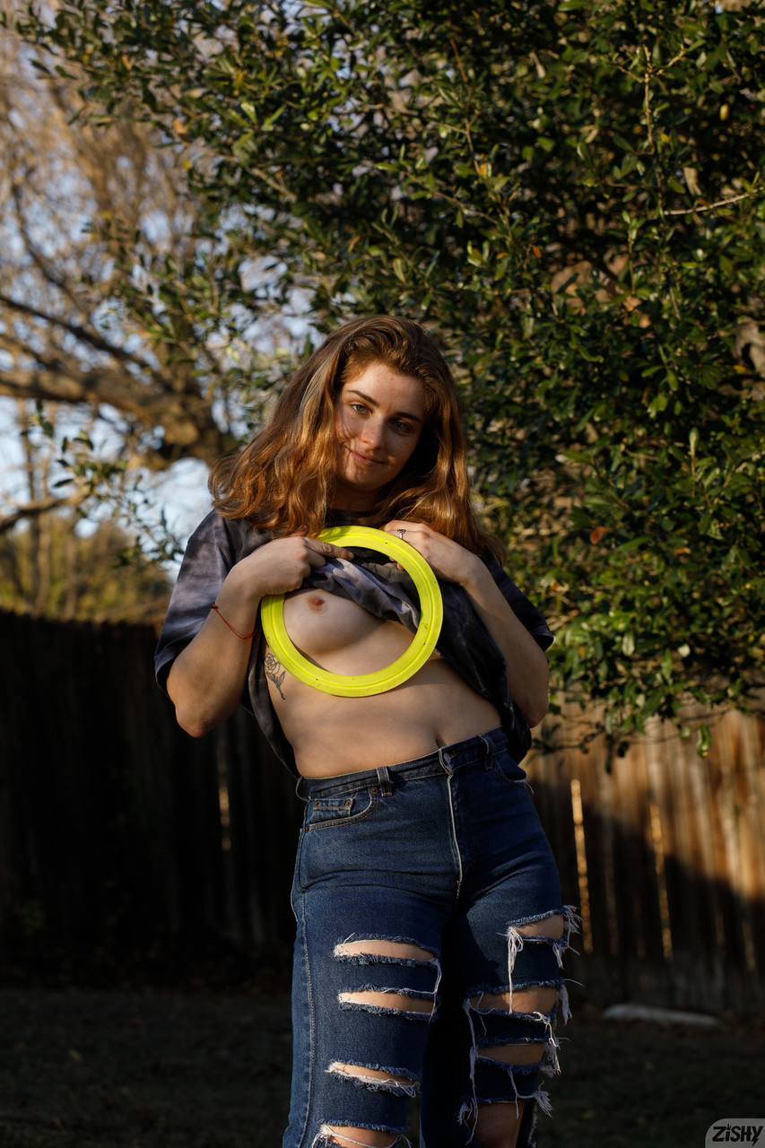 Tombul kız arkadaş Greta Yarbrough açık havada göğüslerini göstermeden önce büyük asını sergiliyor Tombul kız arkadaş Greta Yarbrough açık havada göğüslerini göstermeden önce büyük asını sergiliyor