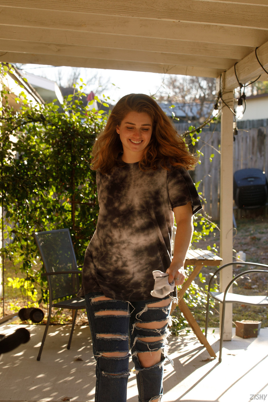 Tombul kız arkadaş Greta Yarbrough açık havada göğüslerini göstermeden önce büyük asını sergiliyor Tombul kız arkadaş Greta Yarbrough açık havada göğüslerini göstermeden önce büyük asını sergiliyor