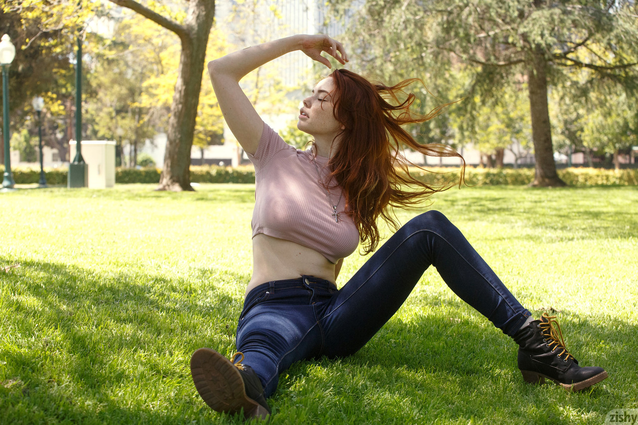 La bimbo rousse aux taches de rousseur Sabrina Lynn exhibe ses seins en plein air La bimbo rousse aux taches de rousseur Sabrina Lynn exhibe ses seins en plein air