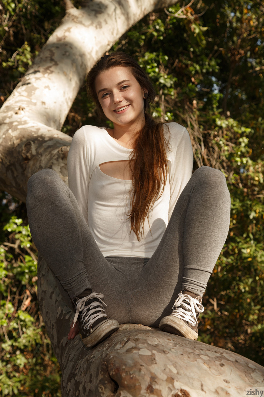 Alex Mae, dai capelli castani, svela il suo culo fratturabile nel parco su scarpe da ginnastica di tela Alex Mae, dai capelli castani, svela il suo culo fratturabile nel parco su scarpe da ginnastica di tela