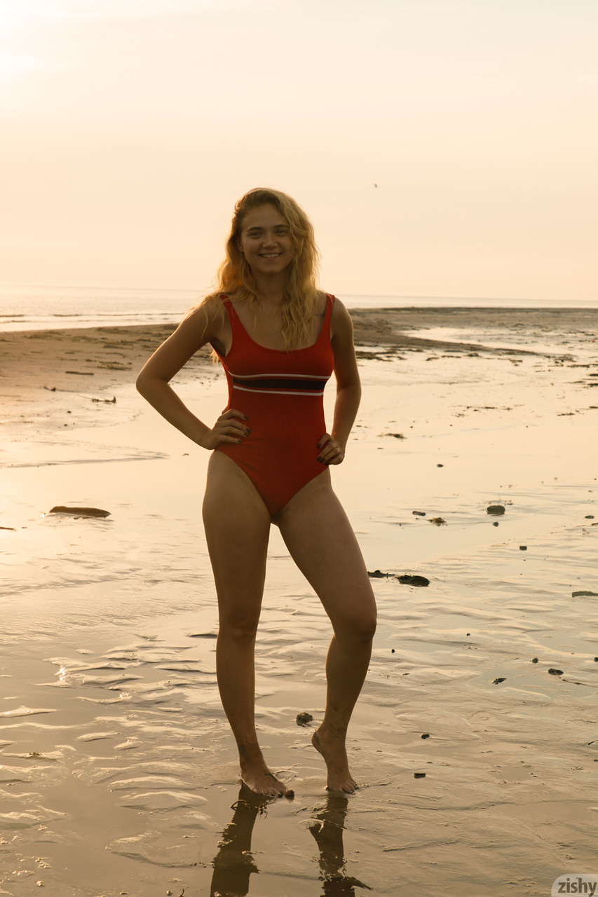 Sofia Orlova, en maillot de bain, se dévoile sur la plage. Sofia Orlova, en maillot de bain, se dévoile sur la plage.