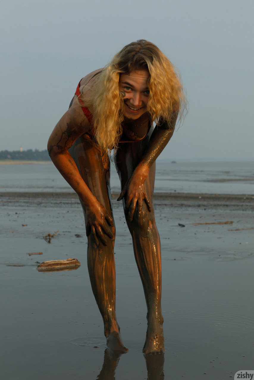 Sofia Orlova, en maillot de bain, se dévoile sur la plage. Sofia Orlova, en maillot de bain, se dévoile sur la plage.