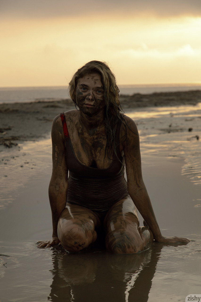 Sofia Orlova, en maillot de bain, se dévoile sur la plage. Sofia Orlova, en maillot de bain, se dévoile sur la plage.