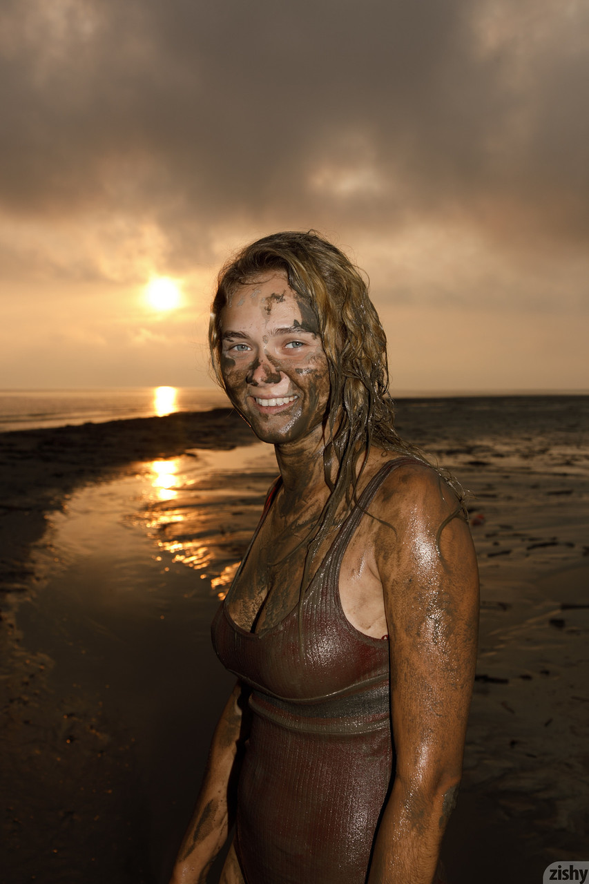 Sofia Orlova, en maillot de bain, se dévoile sur la plage. Sofia Orlova, en maillot de bain, se dévoile sur la plage.