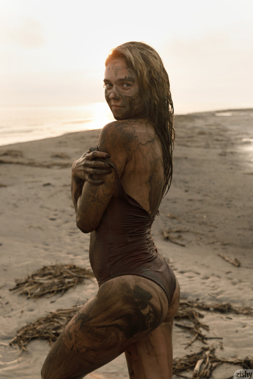 Sofia Orlova, en maillot de bain, se dévoile sur la plage. Sofia Orlova, en maillot de bain, se dévoile sur la plage.