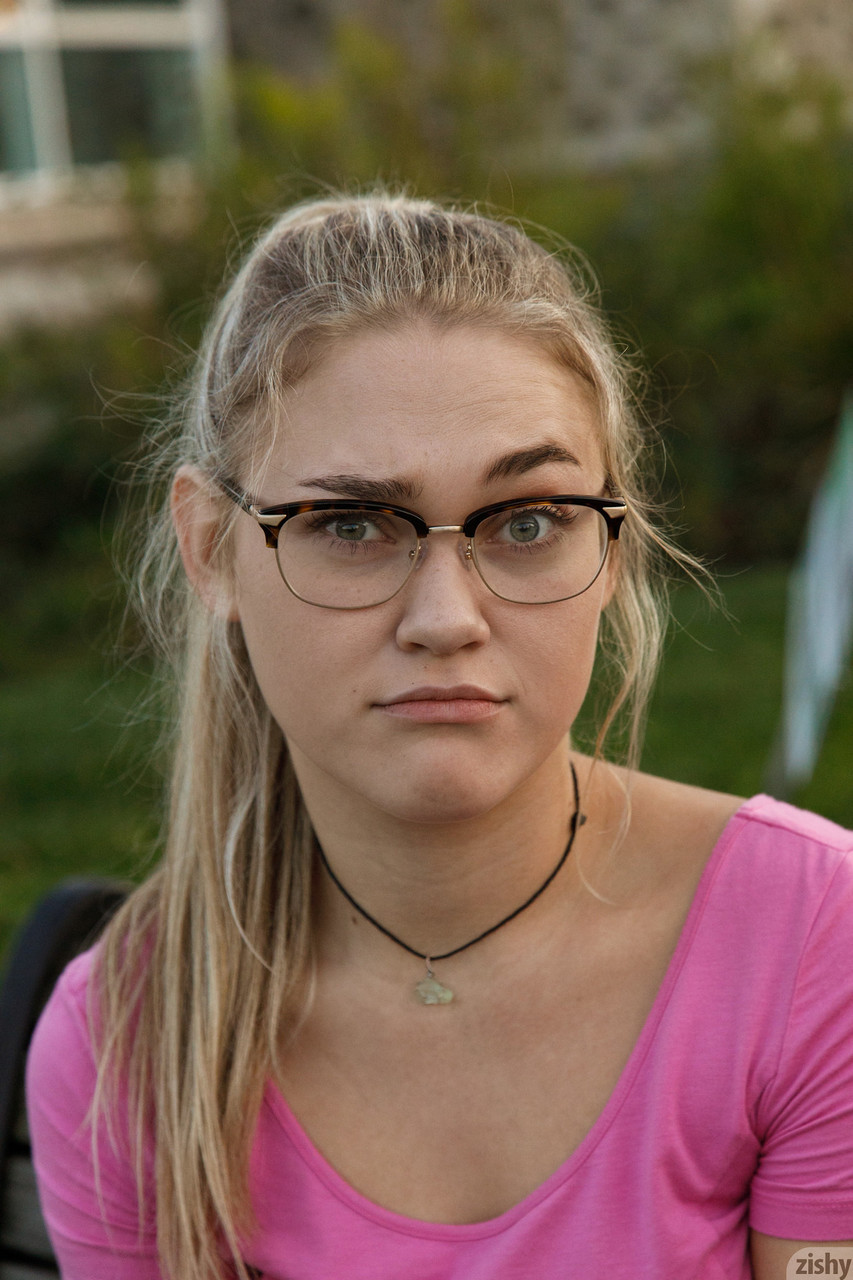 맛있는 비 프로 캔디 스텔라 가먼이 밖에서 매력적인 팬티를 입고 에이스를 뽐냅니다. 맛있는 비 프로 캔디 스텔라 가먼이 밖에서 매력적인 팬티를 입고 에이스를 뽐냅니다.