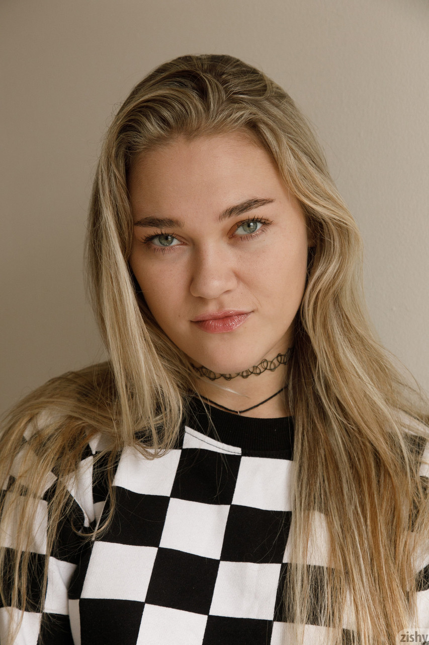 맛있는 비 프로 캔디 스텔라 가먼이 밖에서 매력적인 팬티를 입고 에이스를 뽐냅니다. 맛있는 비 프로 캔디 스텔라 가먼이 밖에서 매력적인 팬티를 입고 에이스를 뽐냅니다.