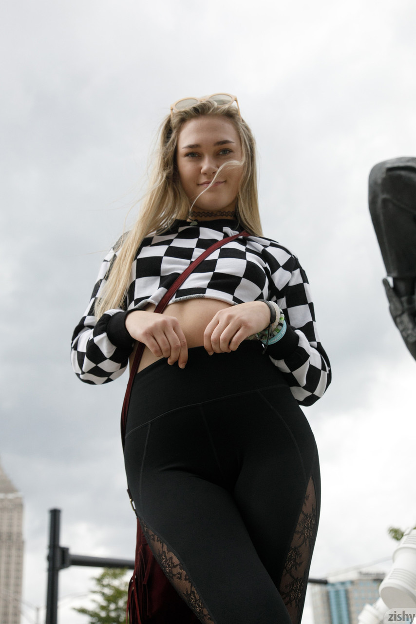 맛있는 비 프로 캔디 스텔라 가먼이 밖에서 매력적인 팬티를 입고 에이스를 뽐냅니다. 맛있는 비 프로 캔디 스텔라 가먼이 밖에서 매력적인 팬티를 입고 에이스를 뽐냅니다.