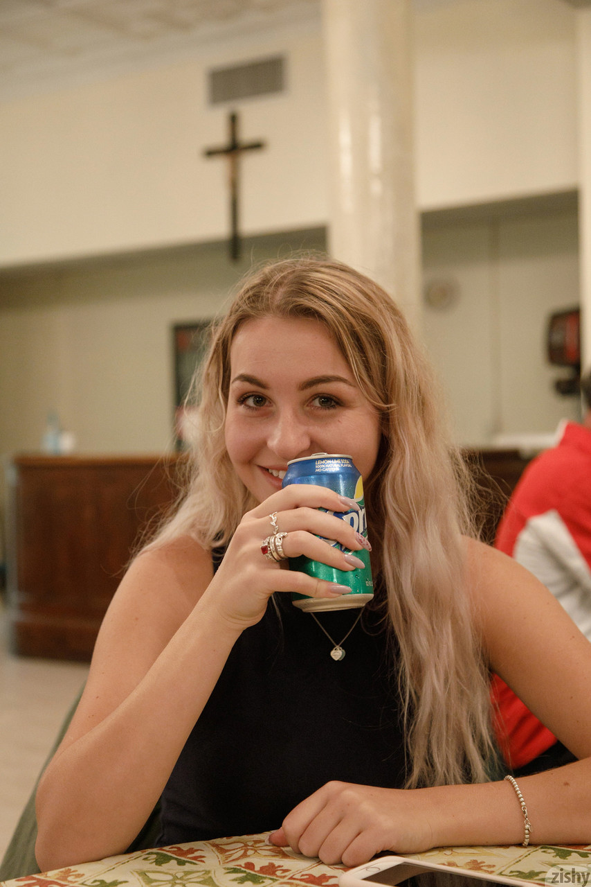 맛있는 비 프로 캔디 스텔라 가먼이 밖에서 매력적인 팬티를 입고 에이스를 뽐냅니다. 맛있는 비 프로 캔디 스텔라 가먼이 밖에서 매력적인 팬티를 입고 에이스를 뽐냅니다.