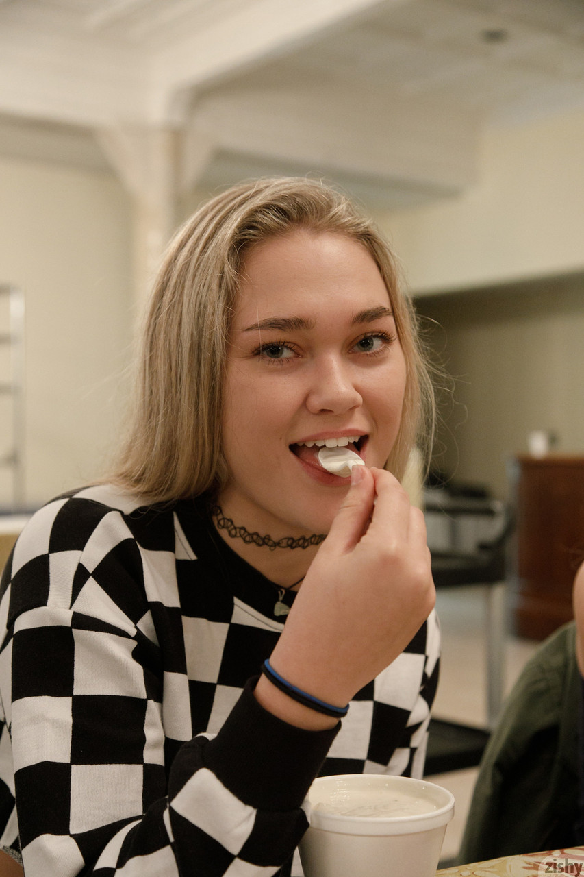 맛있는 비 프로 캔디 스텔라 가먼이 밖에서 매력적인 팬티를 입고 에이스를 뽐냅니다. 맛있는 비 프로 캔디 스텔라 가먼이 밖에서 매력적인 팬티를 입고 에이스를 뽐냅니다.