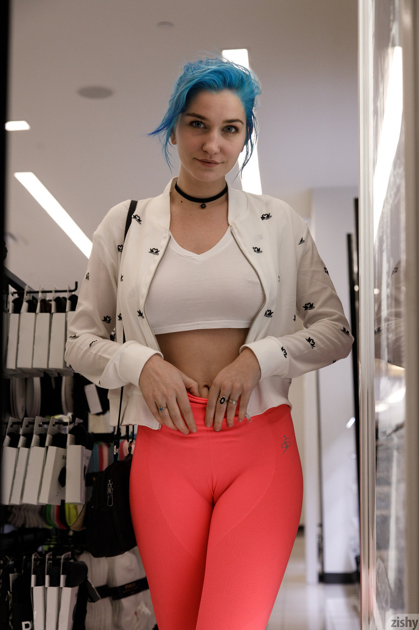Skye Blue descubre sus apetecibles tetas enormes mientras va de compras Skye Blue descubre sus apetecibles tetas enormes mientras va de compras