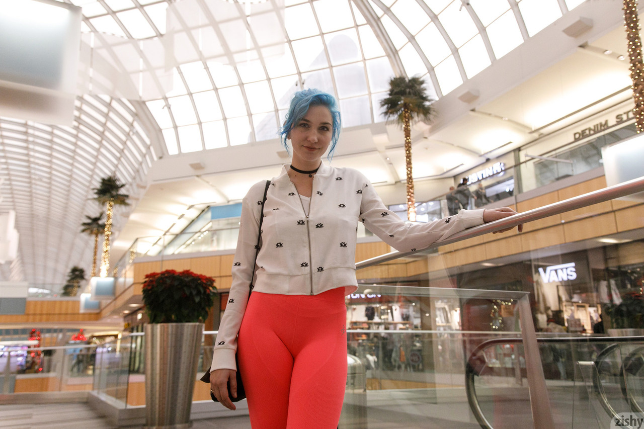 Skye Blue descubre sus apetecibles tetas enormes mientras va de compras Skye Blue descubre sus apetecibles tetas enormes mientras va de compras