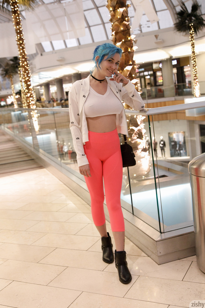 Skye Blue descubre sus apetecibles tetas enormes mientras va de compras Skye Blue descubre sus apetecibles tetas enormes mientras va de compras