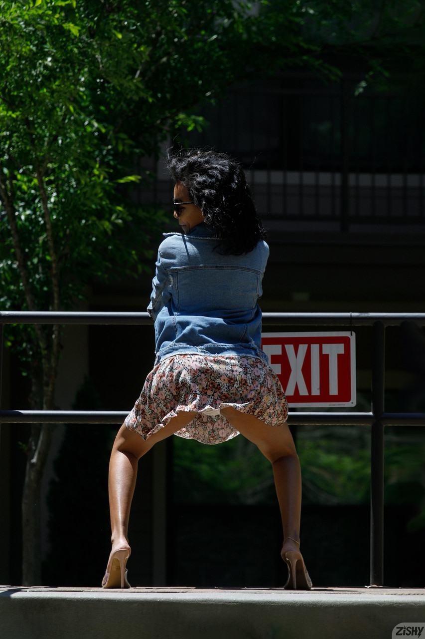 Bujna dziewczyna Dee Richards odsłania swoją wielką dziurkę w pysznym striptizie Bujna dziewczyna Dee Richards odsłania swoją wielką dziurkę w pysznym striptizie