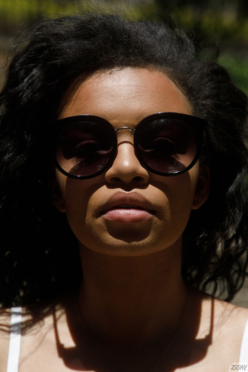 Bujna dziewczyna Dee Richards odsłania swoją wielką dziurkę w pysznym striptizie Bujna dziewczyna Dee Richards odsłania swoją wielką dziurkę w pysznym striptizie