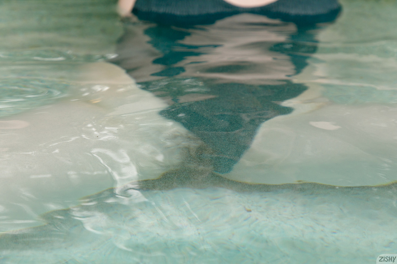 Nicht-professionelle Ophelia Palantine stellt ihre braunen Augen zur Schau und entblößt ihre großen Titten in einem Pool Nicht-professionelle Ophelia Palantine stellt ihre braunen Augen zur Schau und entblößt ihre großen Titten in einem Pool