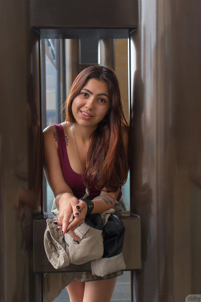 Niegrzeczna dziewczyna Vanessa Rivas pokazuje majtki w spódniczce na świeżym powietrzu Niegrzeczna dziewczyna Vanessa Rivas pokazuje majtki w spódniczce na świeżym powietrzu