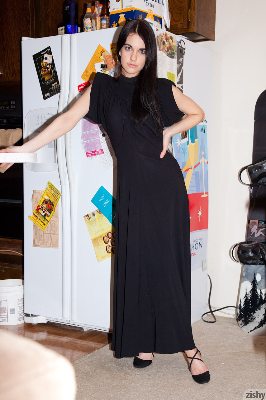 Candy Cheyenne West relève sa douce robe noire et exhibe ses sous-vêtements. Candy Cheyenne West relève sa douce robe noire et exhibe ses sous-vêtements.
