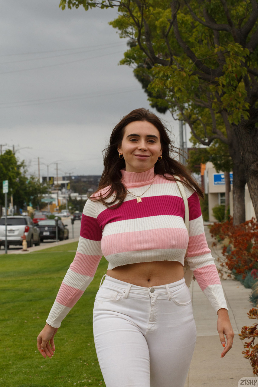 Zishy’s Tall Tyla Jessop Brings Babe Heat in Amateur Showcase Zishy’s Tall Tyla Jessop Brings Babe Heat in Amateur Showcase