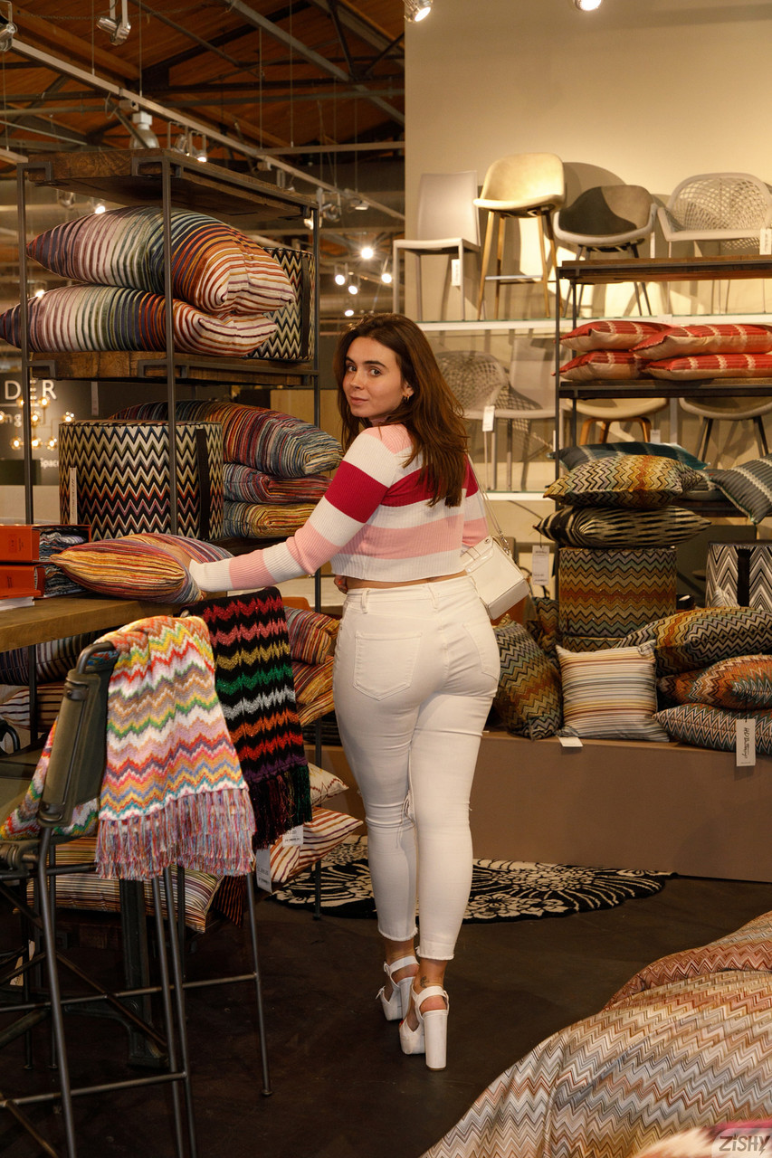 Zishy’s Tall Tyla Jessop Brings Babe Heat in Amateur Showcase Zishy’s Tall Tyla Jessop Brings Babe Heat in Amateur Showcase