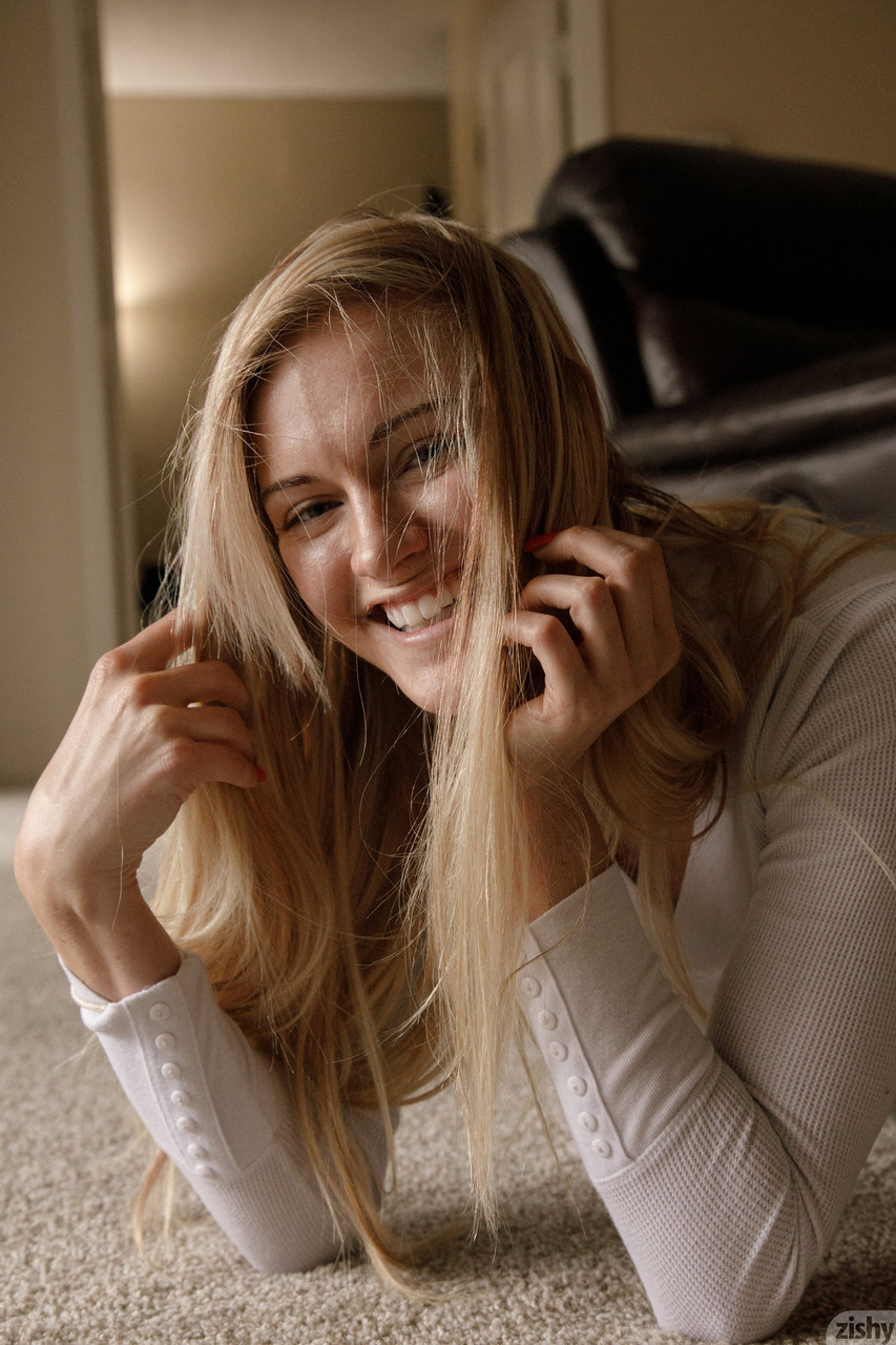 Novizen-Zucker Dannell Norfolk zeigt ihren hübschen Körper und posiert in einem Solo Novizen-Zucker Dannell Norfolk zeigt ihren hübschen Körper und posiert in einem Solo