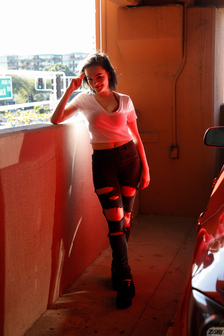 검은 머리의 10대 소녀 보니 빈이 욕조에 큰 주전자를 가득 채우고 놀리는 모습 검은 머리의 10대 소녀 보니 빈이 욕조에 큰 주전자를 가득 채우고 놀리는 모습