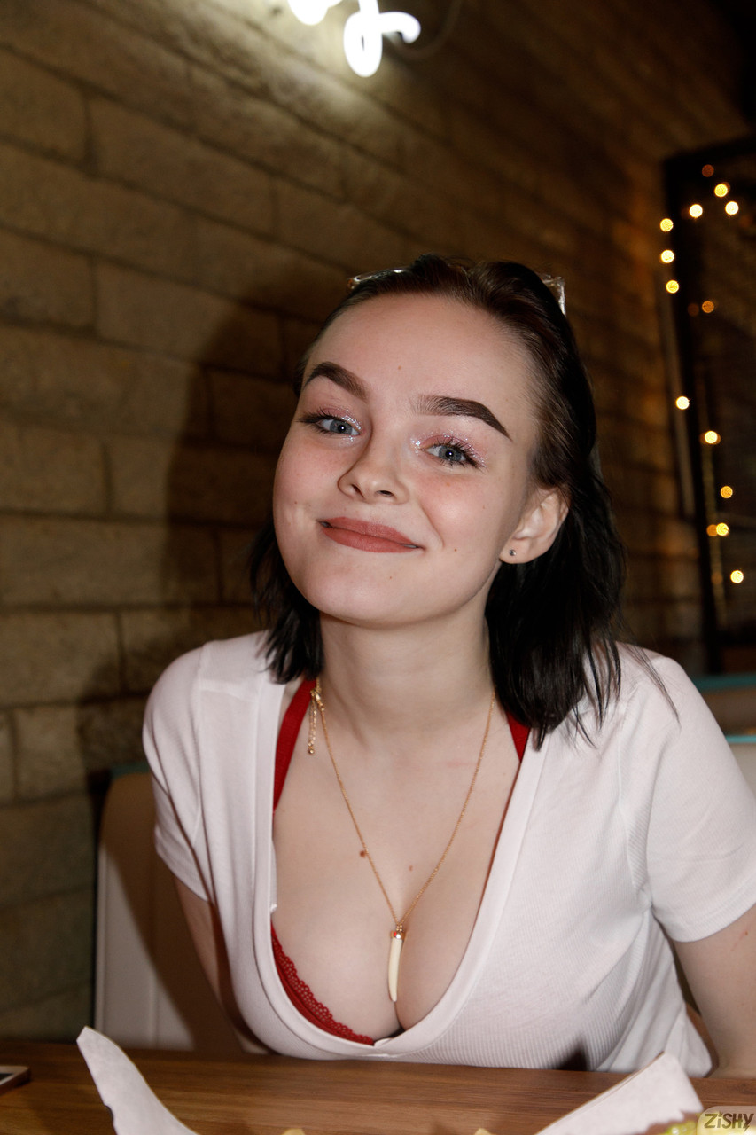 검은 머리의 10대 소녀 보니 빈이 욕조에 큰 주전자를 가득 채우고 놀리는 모습 검은 머리의 10대 소녀 보니 빈이 욕조에 큰 주전자를 가득 채우고 놀리는 모습