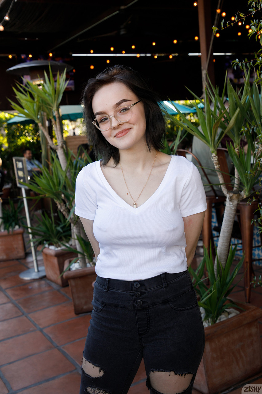 검은 머리의 10대 소녀 보니 빈이 욕조에 큰 주전자를 가득 채우고 놀리는 모습 검은 머리의 10대 소녀 보니 빈이 욕조에 큰 주전자를 가득 채우고 놀리는 모습