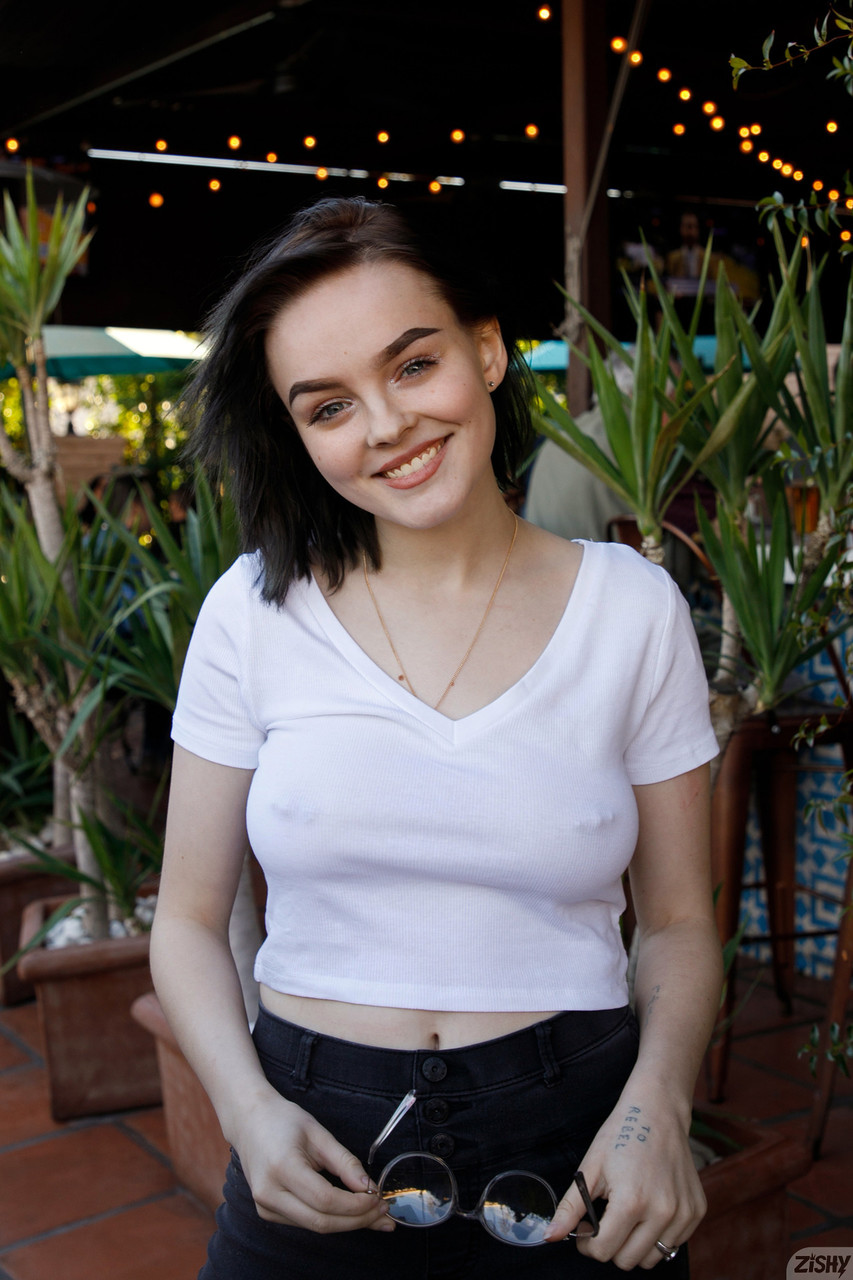 검은 머리의 10대 소녀 보니 빈이 욕조에 큰 주전자를 가득 채우고 놀리는 모습 검은 머리의 10대 소녀 보니 빈이 욕조에 큰 주전자를 가득 채우고 놀리는 모습