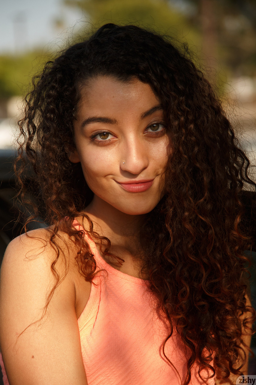 La pajarita colombiana Kate Maze desvela su gran ojo moreno y sus coquetos pechos La pajarita colombiana Kate Maze desvela su gran ojo moreno y sus coquetos pechos