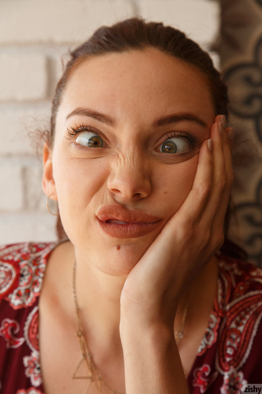 Tiny Anfänger Bimbo Ivah Anseline entblößt ihre Killer Buttlock in ihrem Höschen Tiny Anfänger Bimbo Ivah Anseline entblößt ihre Killer Buttlock in ihrem Höschen