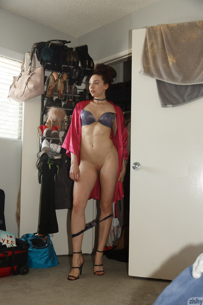 Tiny Anfänger Bimbo Ivah Anseline entblößt ihre Killer Buttlock in ihrem Höschen Tiny Anfänger Bimbo Ivah Anseline entblößt ihre Killer Buttlock in ihrem Höschen