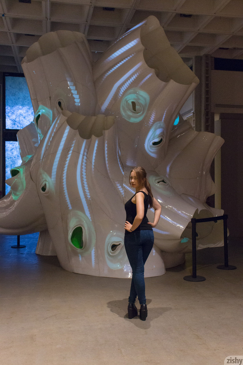 La minuscola tentatrice polacca Zuzanna Miros rivela le sue curve in blue jeans e leggings La minuscola tentatrice polacca Zuzanna Miros rivela le sue curve in blue jeans e leggings