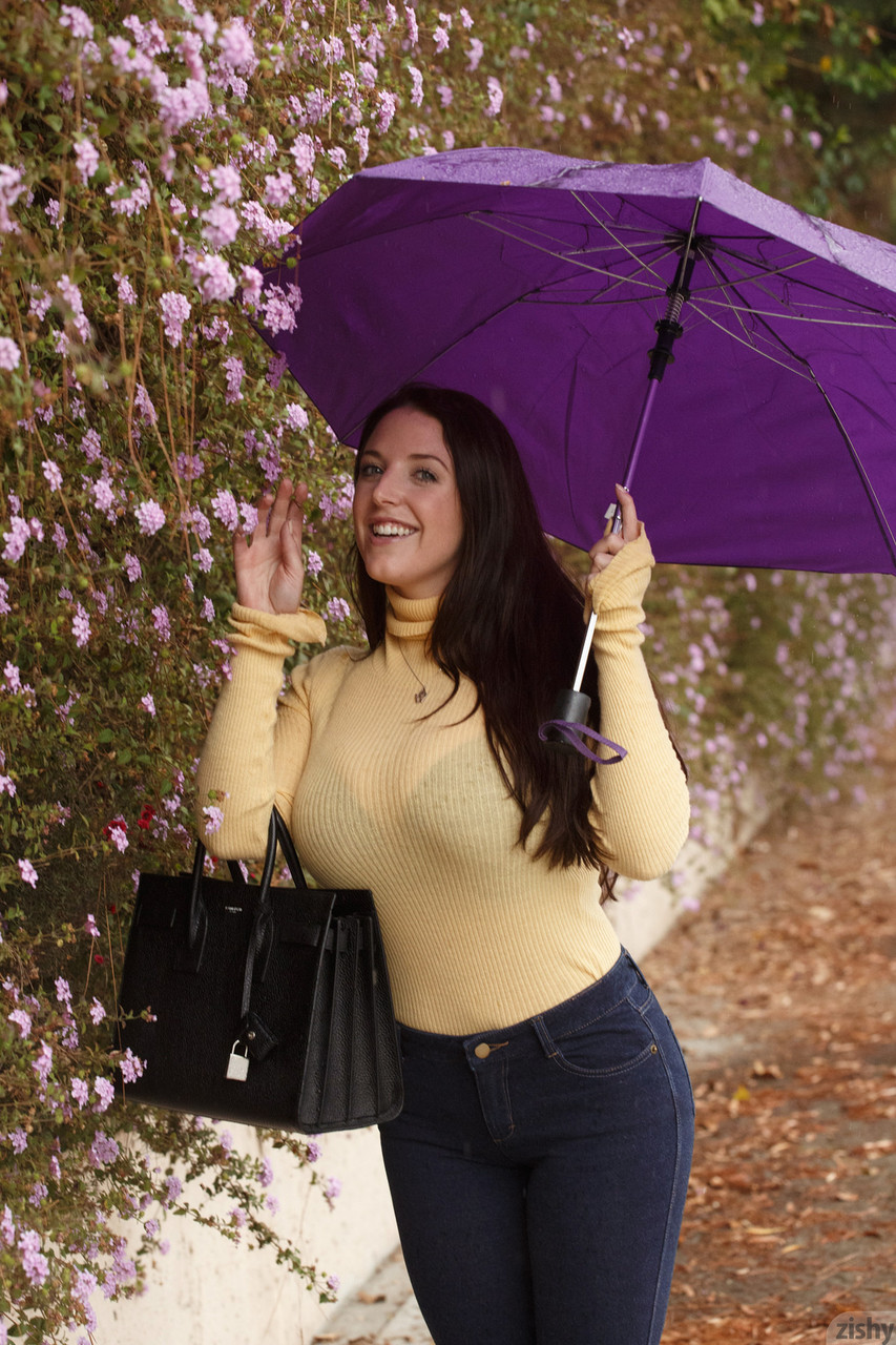 Curvaceous lass Angela White Streifen ihr BH und neckt mit ihren Nips in außerhalb Curvaceous lass Angela White Streifen ihr BH und neckt mit ihren Nips in außerhalb