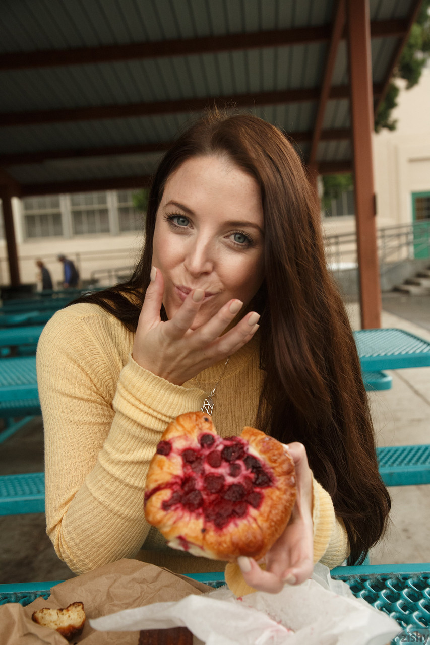 Curvaceous lass Angela White Streifen ihr BH und neckt mit ihren Nips in außerhalb Curvaceous lass Angela White Streifen ihr BH und neckt mit ihren Nips in außerhalb
